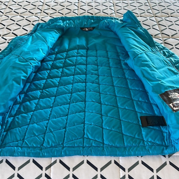 Girls The North Face jacket teal in color - Picture 3 of 8